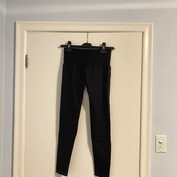 NVGTN Solid Seamless Leggings - Black (Medium) - Picture 6 of 7